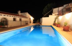 Pool bei Nacht